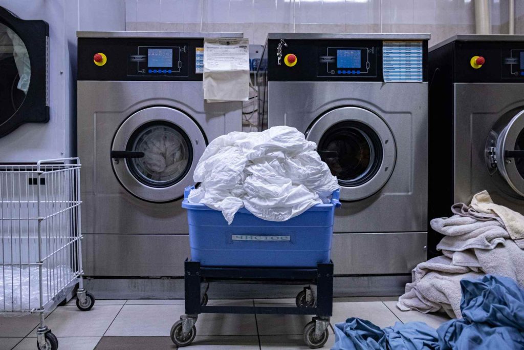 une buanderie avec un lave-linge et un panier à linge